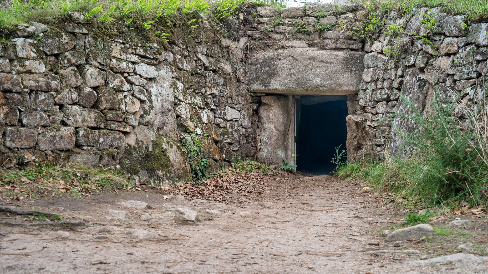 20250919 163715 Carnac   Tumulus de Kercado stammt aus der Zeit um 4.700 v. Chr., gehört zu den ältesten Megalithgräbern Europas